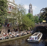 852061 Gezicht op het terras op de werf van de Oudegracht te Utrecht, ter hoogte van de Bakkerbrug, met in de gracht ...